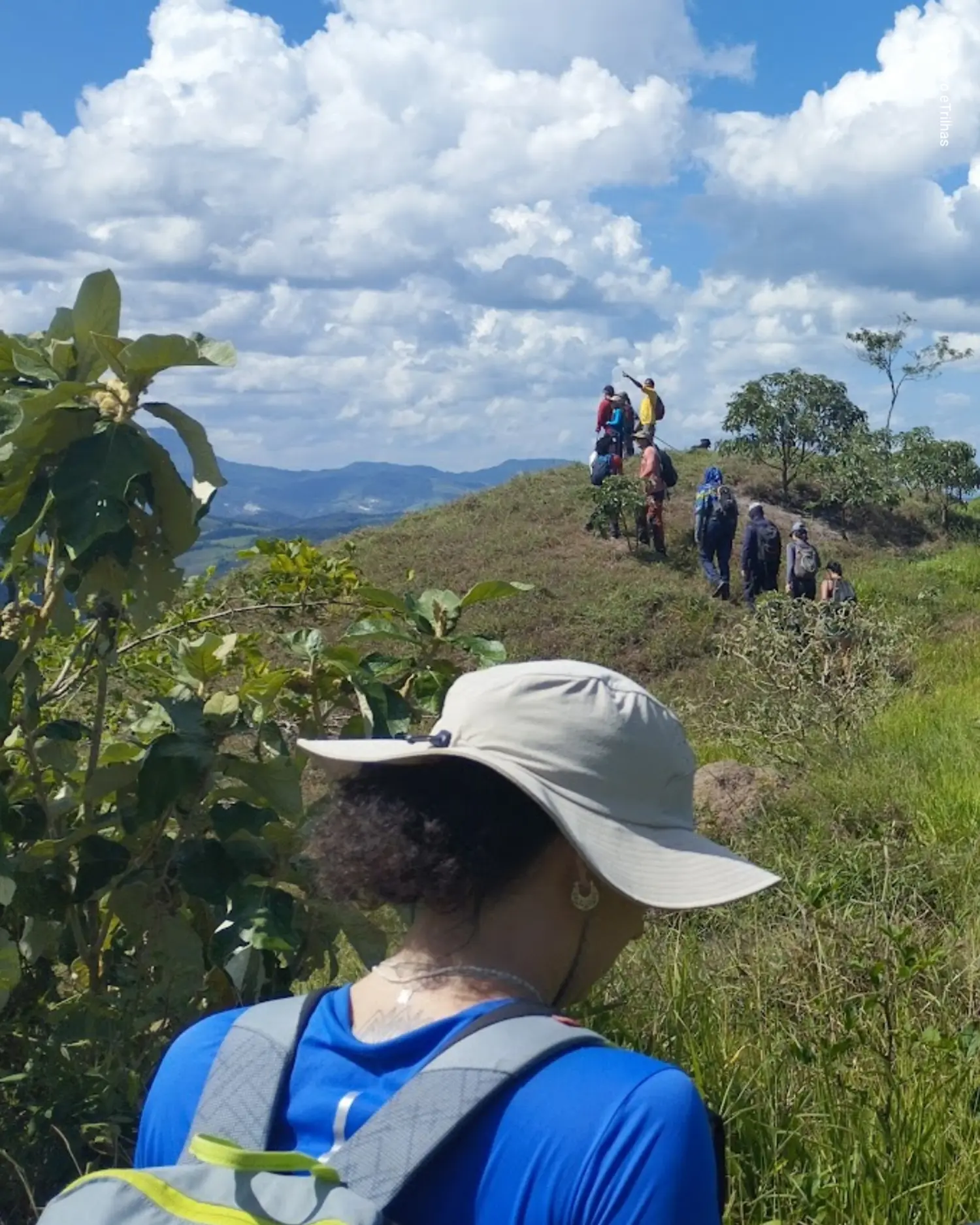 A temporada de montanhismo é no outono e  no inverno, a gente sabe, mas existem muitas trilhas que podemos curtir no verão! A gente separou umas dicas super importantes para você não derreter e aproveitar a natureza de forma segura e divertida!